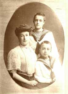 Sania Ruggeri-Laderchi with her children Cesare and Giorgio at St. Petersburg in 1904
