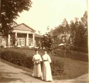 In the background the Villa, foreground Rina and Lola